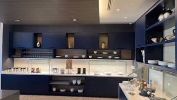 Café da manhã completo todos os dias (CAD 15 por pessoa)