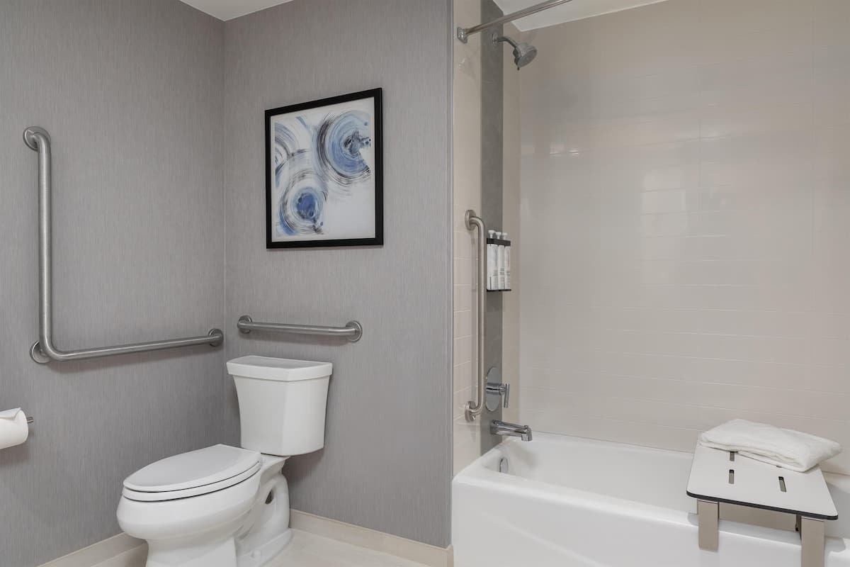 Zimmer, barrierearme Badewanne (2 Queen Beds with Sofa Bed)