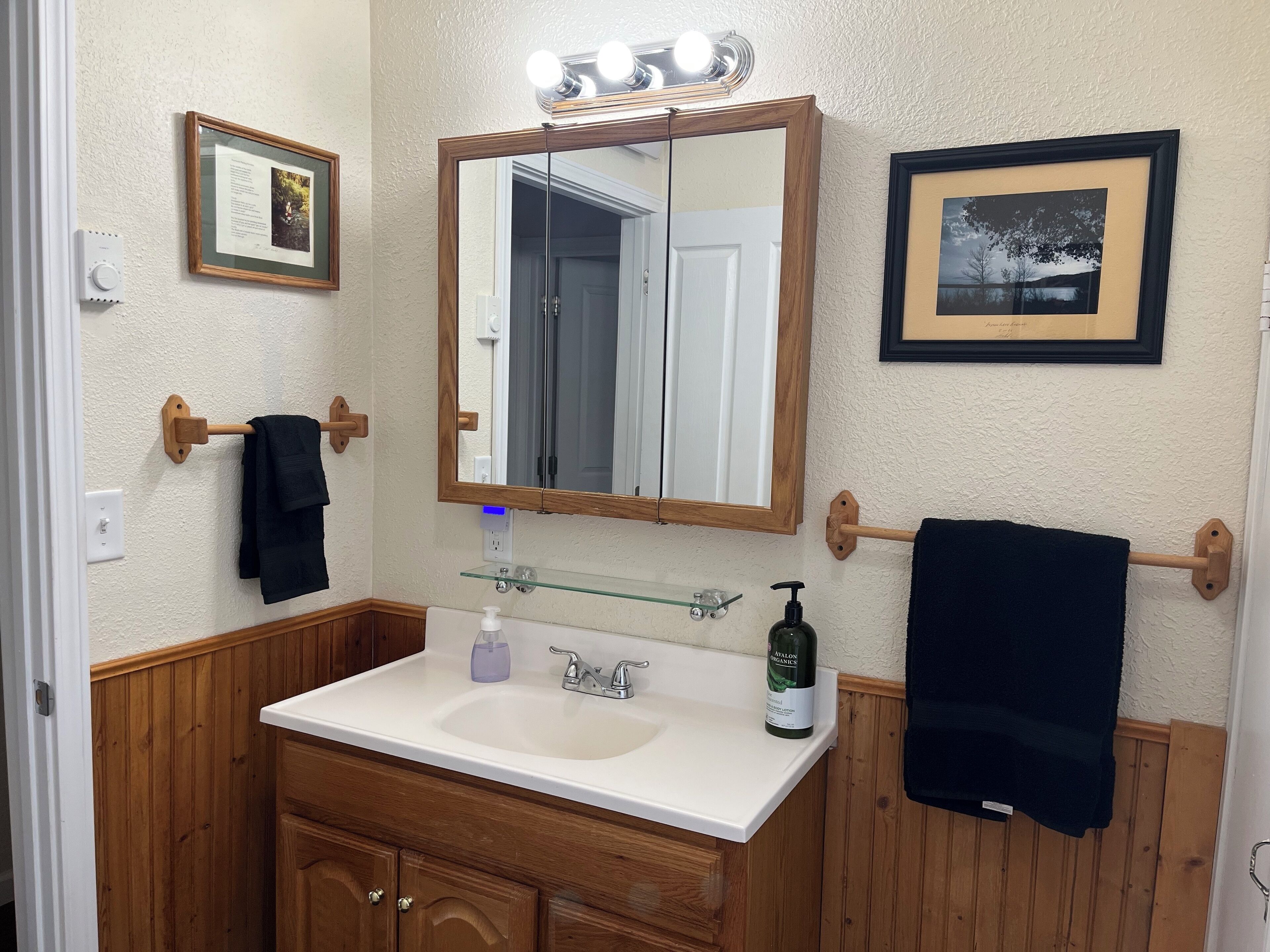 Sèche-cheveux, serviettes fournies, papier toilette