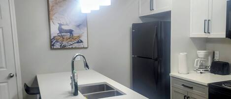 冷蔵庫、電子レンジ、オーブン、コンロ