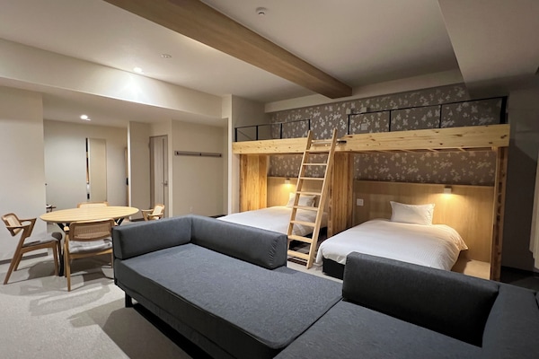 Deluxe Quadruple Room | Peti besi dalam bilik, dilengkapkan perabot secara berasingan