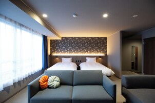 Habitación Deluxe con 2 camas individuales | Caja fuerte, mobiliario individual, cortinas opacas