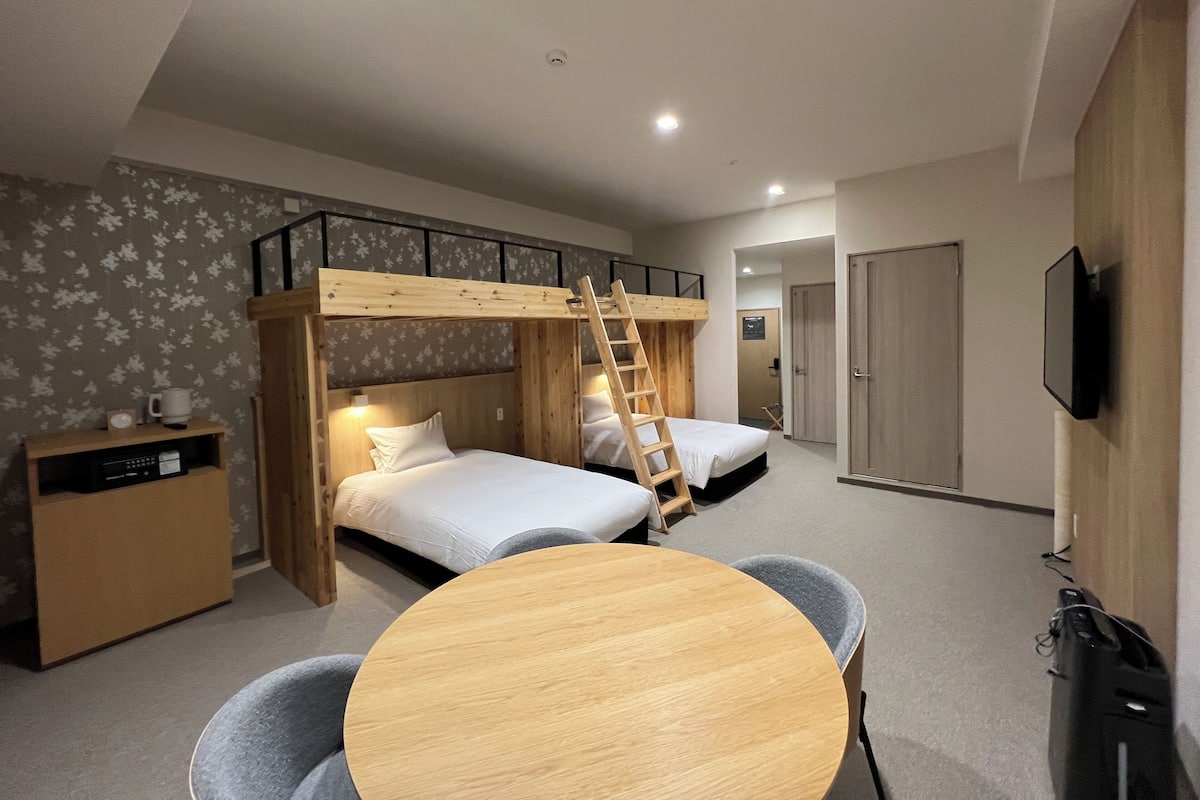 In-room safe, individually furnished, blackout drapes