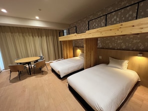 Caja de seguridad en la habitación y muebles diferentes