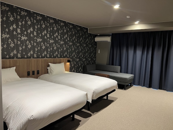 Caja de seguridad en la habitación y muebles diferentes