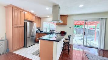 Køleskab, mikrobølgeovn, ovn, kogeplade