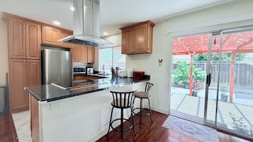 Refrigerador, microondas, horno y parrilla de estufa