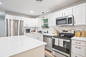 Micro-ondes, four, plaque de cuisson, lave-vaisselle