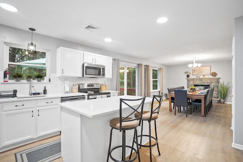 PRIVATE INDOOR SPA HOT TUB + SAUNA + BILLIARDS + PINGPONG + POKER LOUNGE