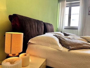 1 habitación, tabla de planchar con plancha, internet y ropa de cama