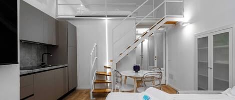 1 quarto, ferros/tábuas de passar roupa, roupa de cama