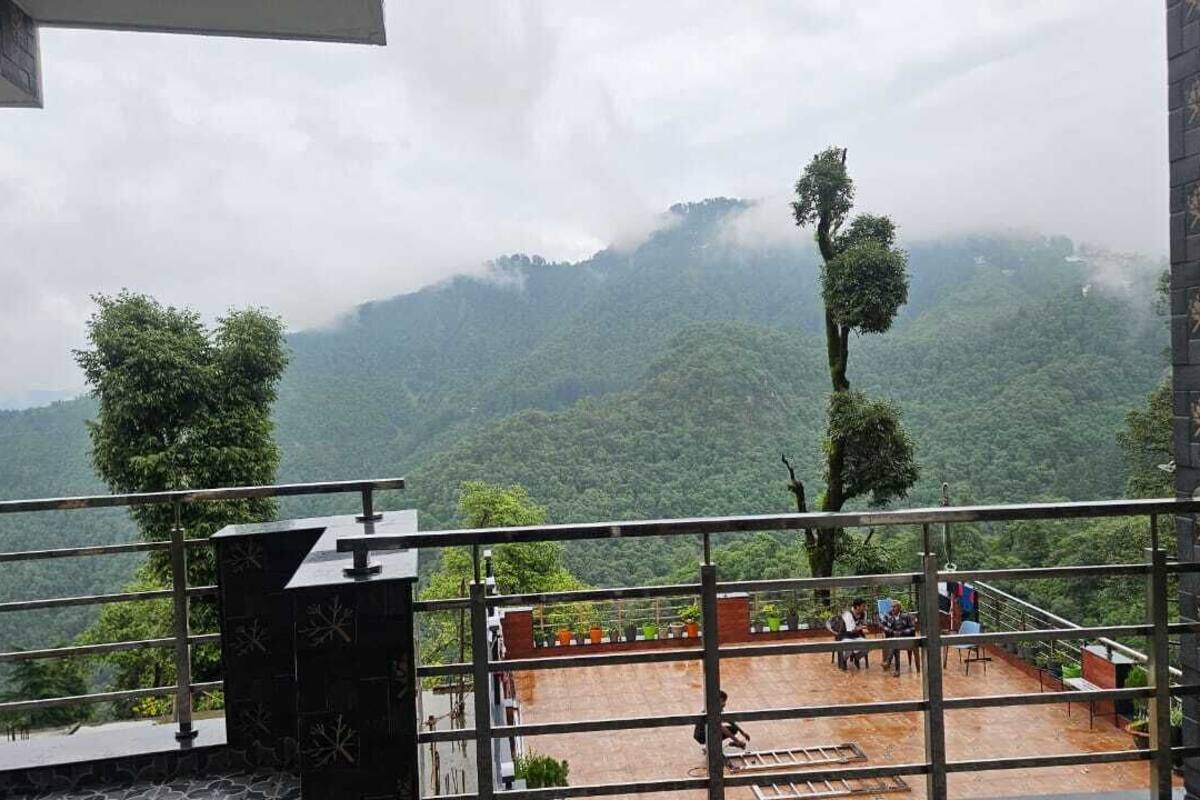 Basic Room, Hill View | Living area