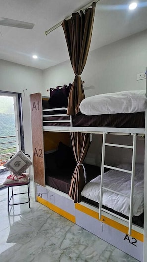 Living area - Camel S Backpackers Hostel (Mussoorie)