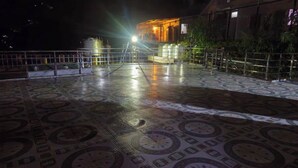 Un patio con suelo estampado y un edificio al fondo.