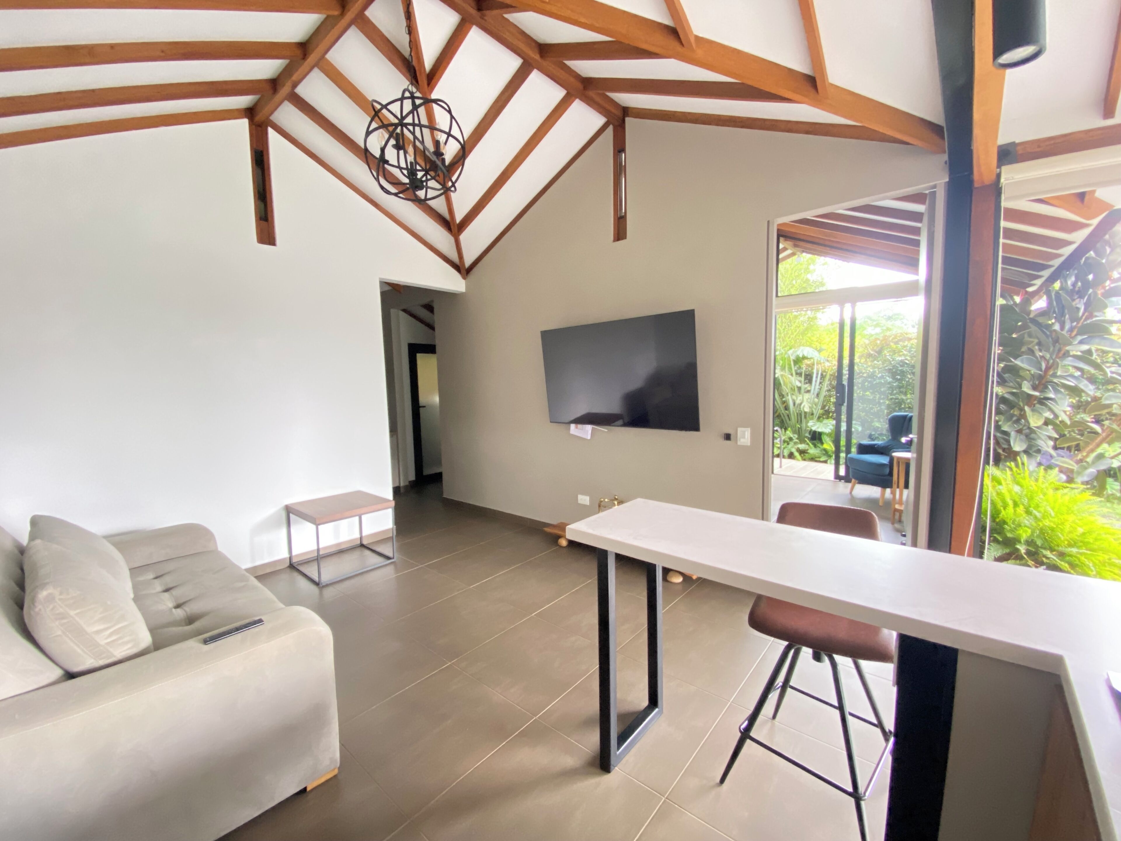 Smart TV, lareira, livros, aparelho de som