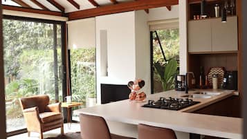 Een microgolfoven, een kookplaat, een koffiezetapparaat/waterkoker