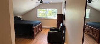The Old Perry House - Lakefront Heritage Retreat