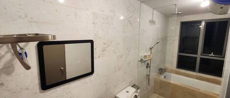 Een douche, een haardroger, een bidet, handdoeken