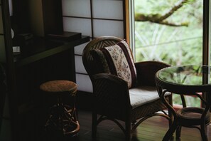 Double Room, River View | Living area