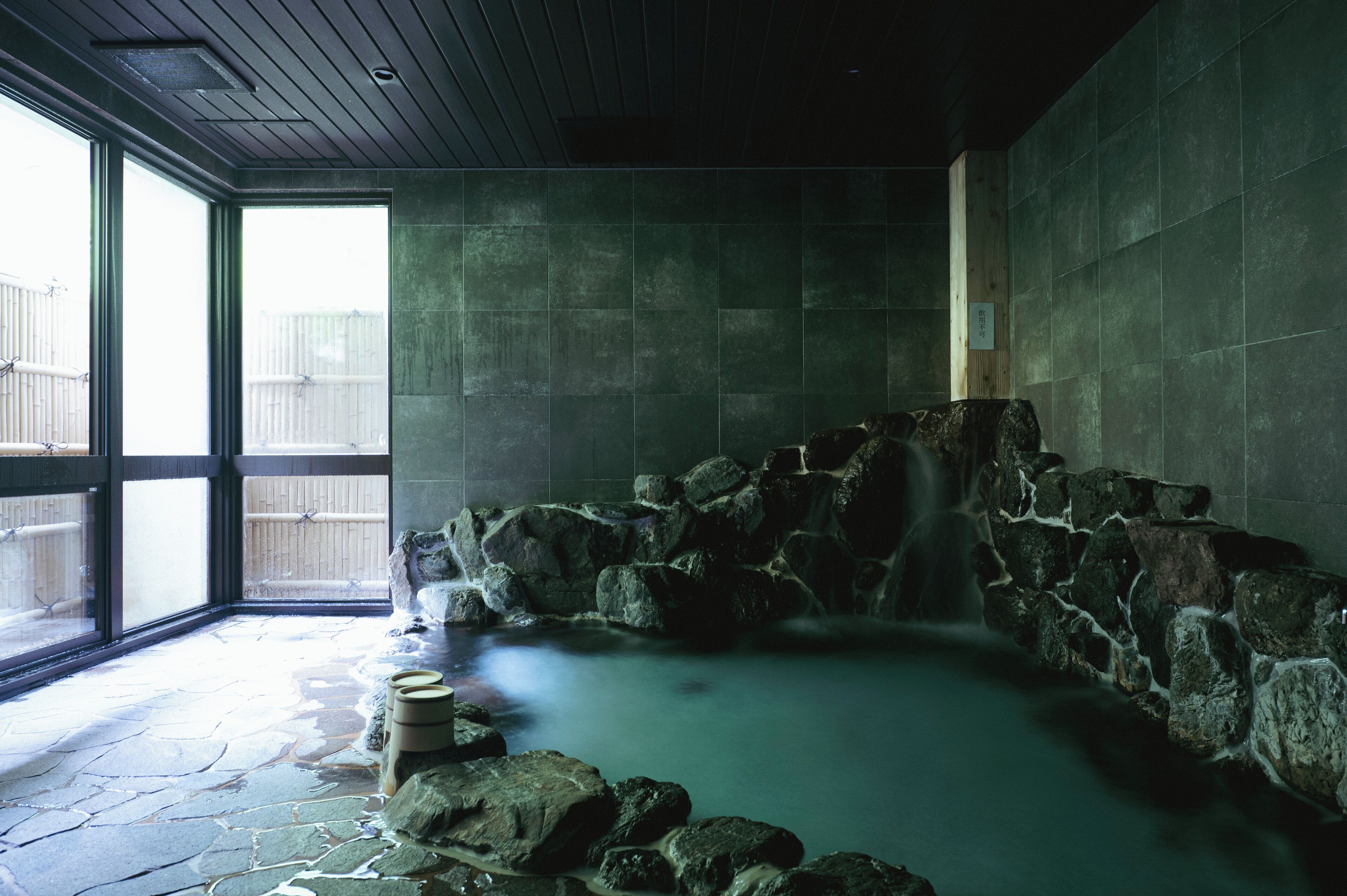 Kelengkapan dandanan diri percuma, pengering rambut, selipar, bidet 