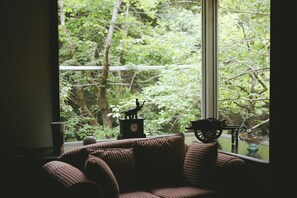 Twin Room, River View | Living area