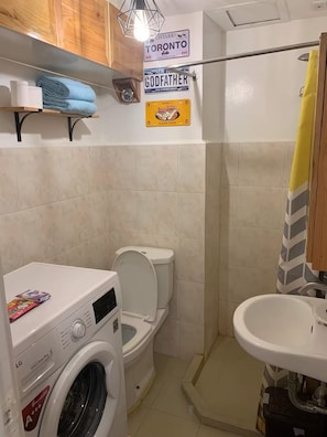 Een douche, een haardroger, handdoeken, toiletpapier