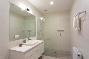 Habitación superior, 1 cama doble | Baño | Ducha, toallas, jabón y papel higiénico
