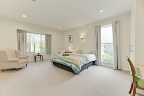 Escritorio, espacio para trabajar con laptop y wifi gratis