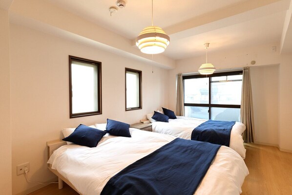 2 bedrooms, iron/ironing board, internet