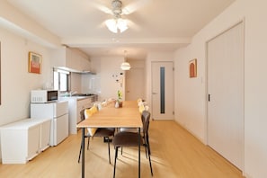 Réfrigérateur, micro-ondes, plaque de cuisson, bouilloire électrique
