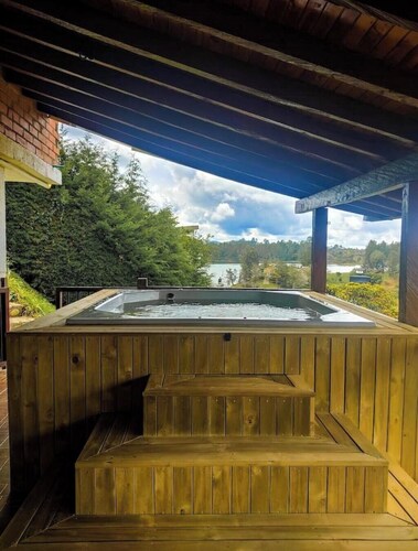 Private retreat: jacuzzi and peace near the Guatapé rock