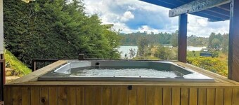 Private retreat: jacuzzi and peace near the Guatapé rock
