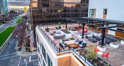 Luxe Loft In Heart Of Downtown