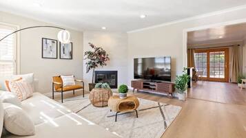 House, Fireplace (3 Bedrooms) | Living area | 43-inch flat-screen TV with cable channels, fireplace