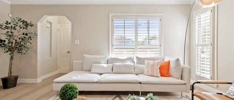 Maison (3 Bedrooms) | Coin séjour | Télévision à écran plat de 43 pouces avec chaînes par câble, cheminée