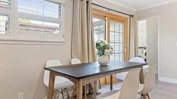 Maison, cheminée (3 Bedrooms) | Restauration dans la chambre
