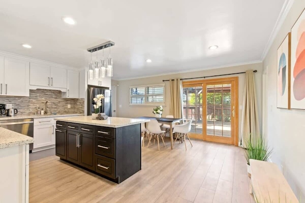 House, Fireplace (3 Bedrooms) | Private kitchen | Coffee/tea maker, microwave, oven, electric kettle