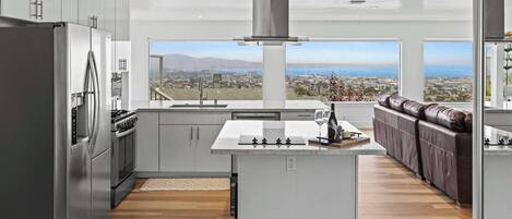 Een koelkast, een magnetron, een oven, een kookplaat