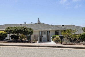 Exterior - New 3B 3BA Panoramic Ocean Views 30 Night Min (Seaside)