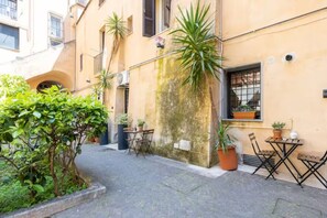 Outdoor dining - Bright and Comfy Studio Apartment (Roma)