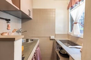 Kylskåp, mikrovågsugn, spishäll och vattenkokare