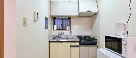 Refrigerador, microondas, utensilios de cocina