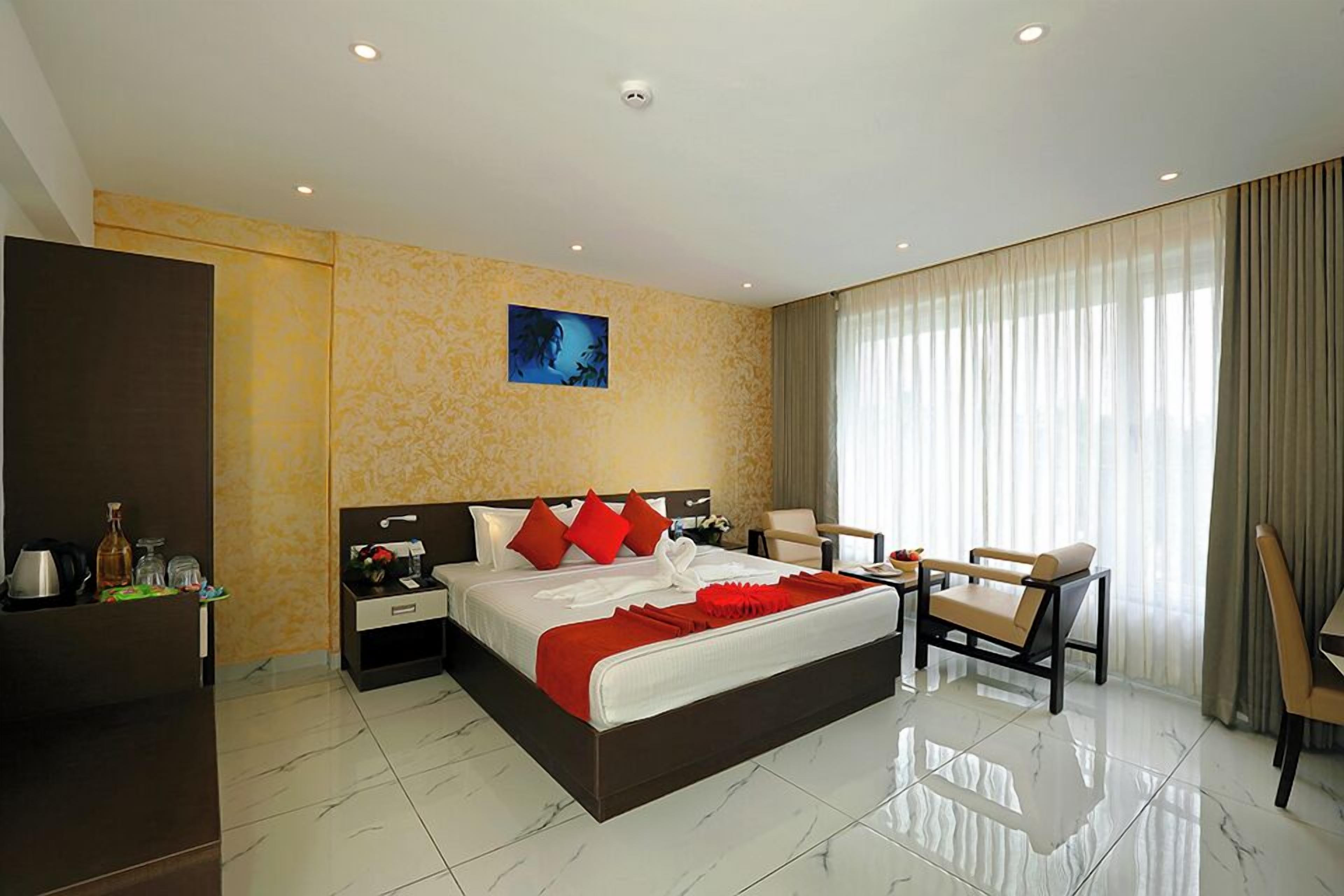 Suite | In-room safe, desk, blackout curtains, soundproofing