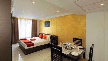 Deluxe Studio Suite | In-room safe, desk, blackout curtains, soundproofing