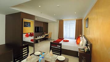 Deluxe Studio Suite | In-room safe, desk, blackout curtains, soundproofing