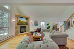 TV, fireplace - Creek Dips & S’mores: Catskills Gem (Phillipsport)