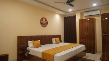 Caja de seguridad en la habitación y escritorio