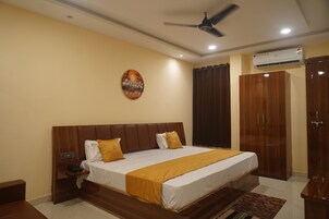 Superior Double Room, Balcony, Hill View | In-room safe, desk, laptop workspace, soundproofing