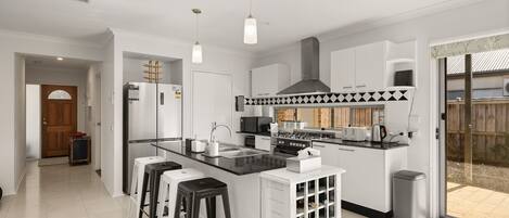 Frigorífico, microondas, horno y placa de cocina