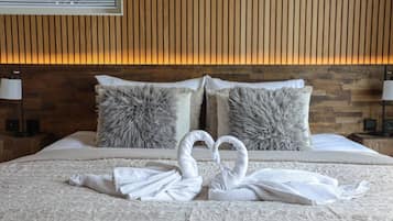 Desk, WiFi, bed sheets